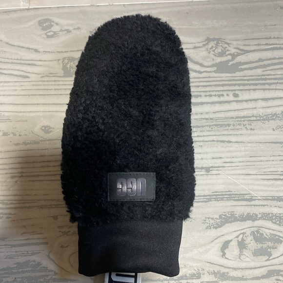 SINGLE Ugg mitten for the RIGHT HAND. I dropped the left one and it’s gone. - Picture 3 of 4